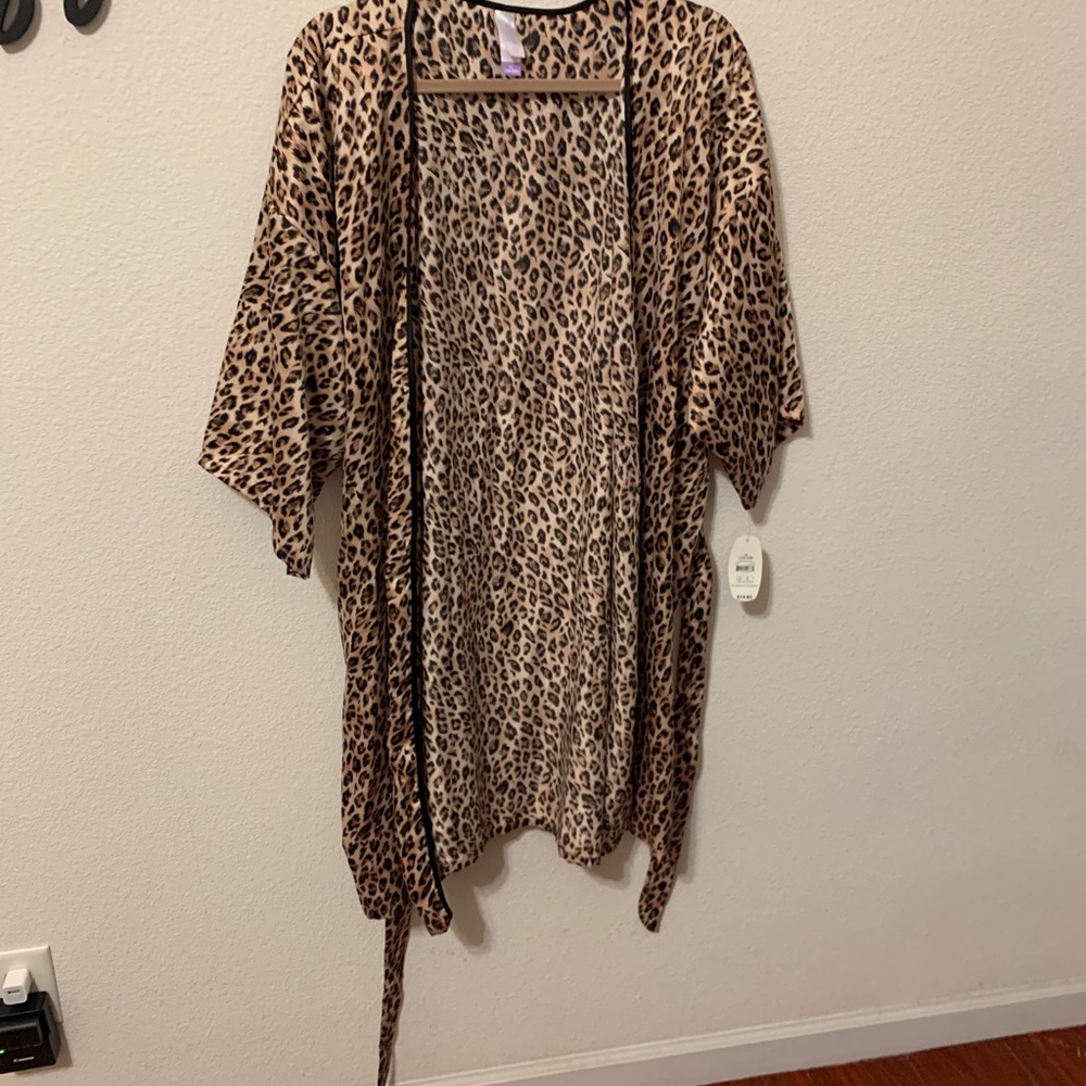 Silky leopard robe
